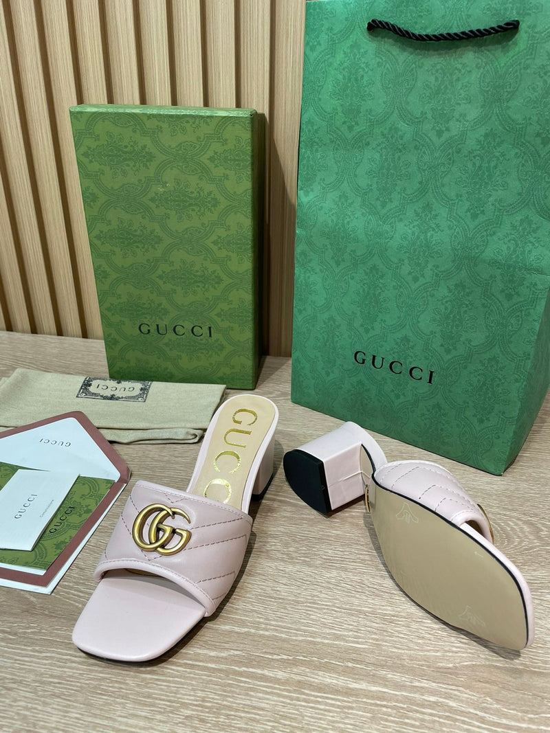 Slide Modelo Gucci Matelassê com Placa de Logo