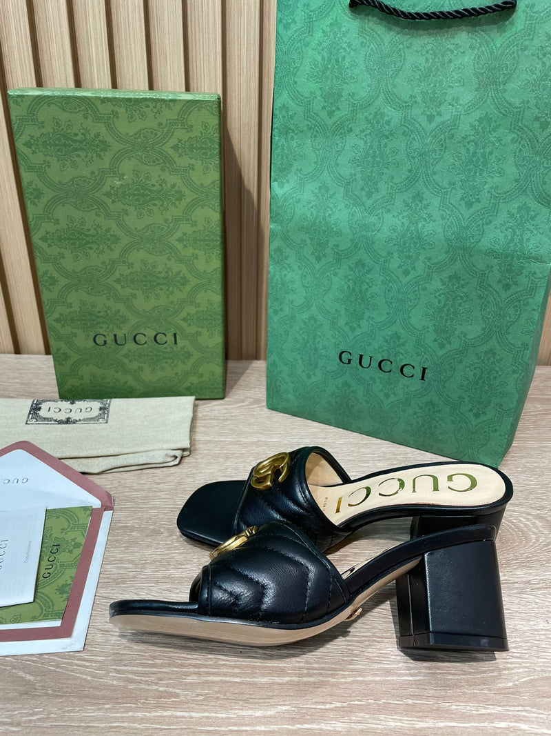 Slide Modelo Gucci Matelassê com Placa de Logo