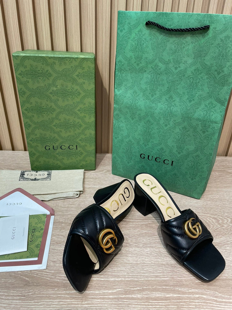 Slide Modelo Gucci Matelassê com Placa de Logo