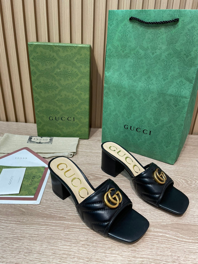 Slide Modelo Gucci Matelassê com Placa de Logo