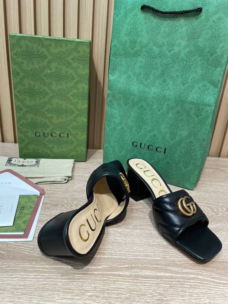 Slide Modelo Gucci Matelassê com Placa de Logo