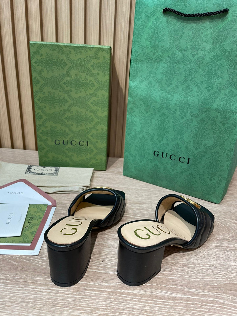 Slide Modelo Gucci Matelassê com Placa de Logo