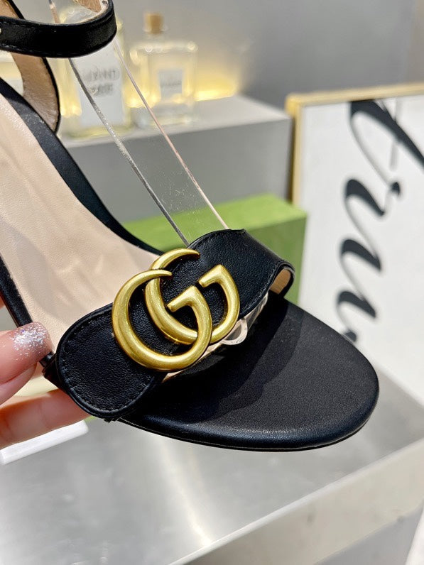 Sandália Modelo Gucci de Couro com Logo