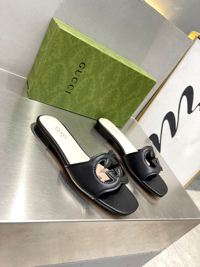 Sandália Modelo Gucci de Couro com Logo Vazado