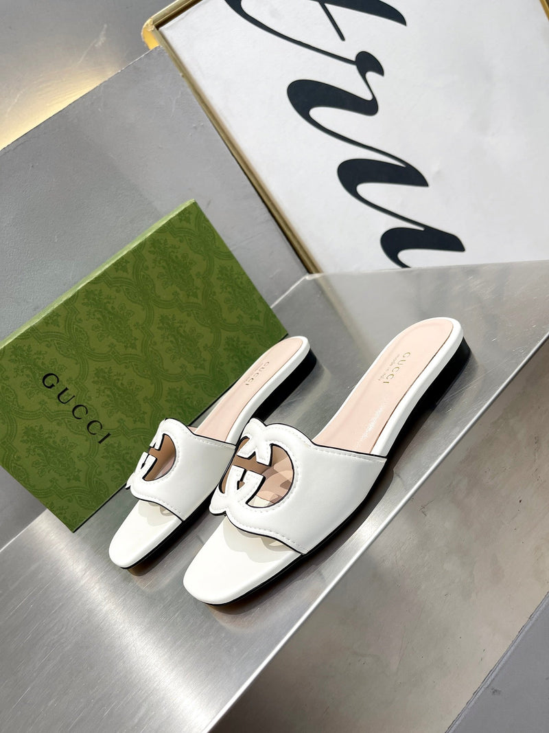 Sandália Modelo Gucci de Couro com Logo Vazado