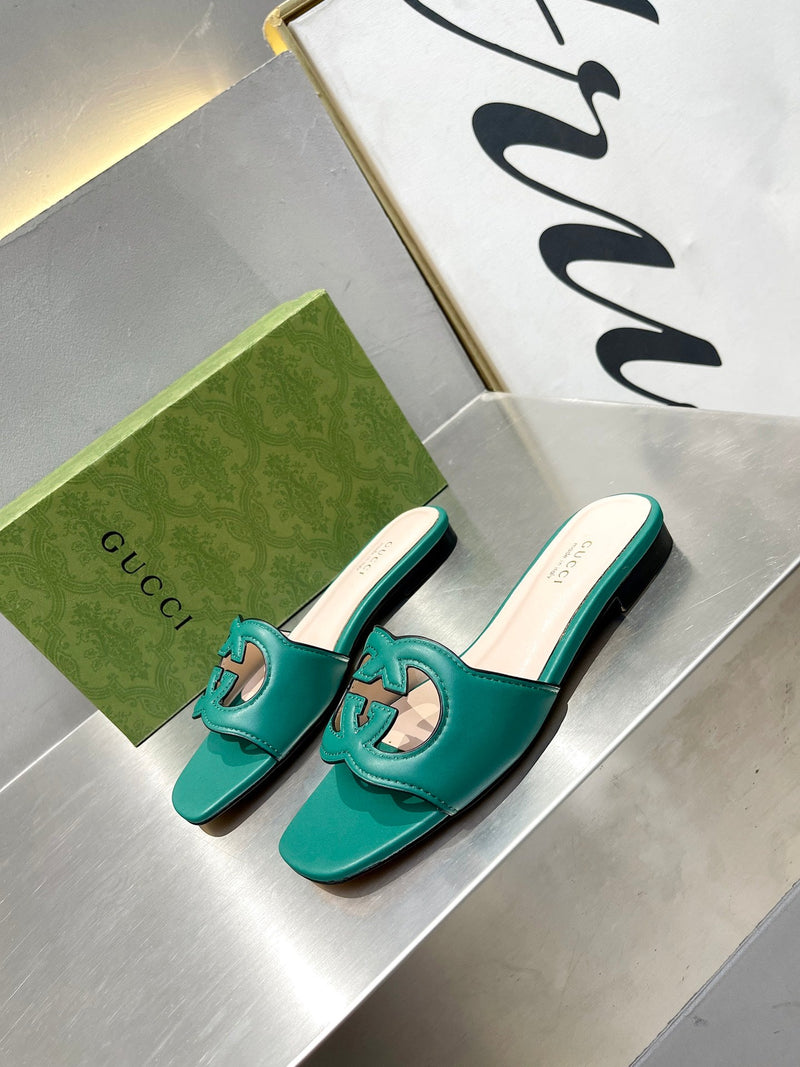 Sandália Modelo Gucci de Couro com Logo Vazado