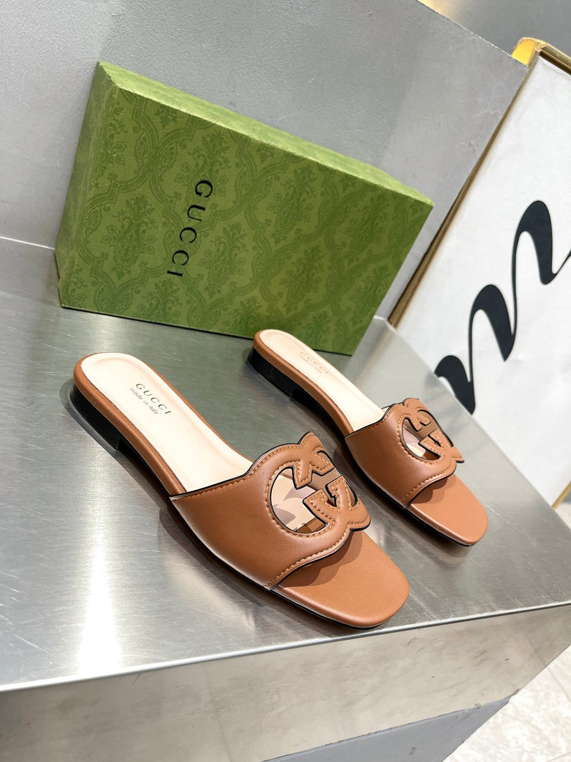 Sandália Modelo Gucci de Couro com Logo Vazado