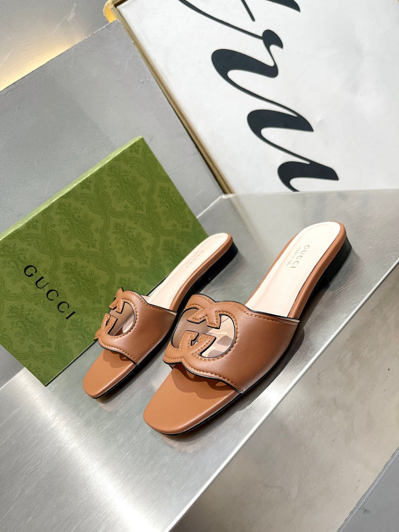 Sandália Modelo Gucci de Couro com Logo Vazado