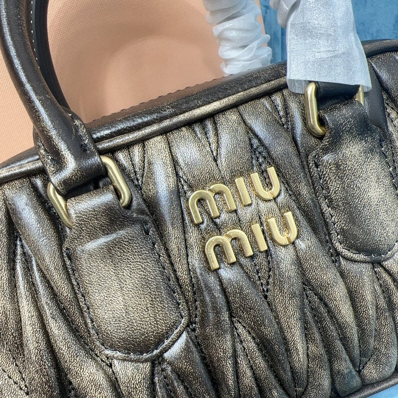 Bolsa Modelo Miu Miu  Tote de Couro Matelassê