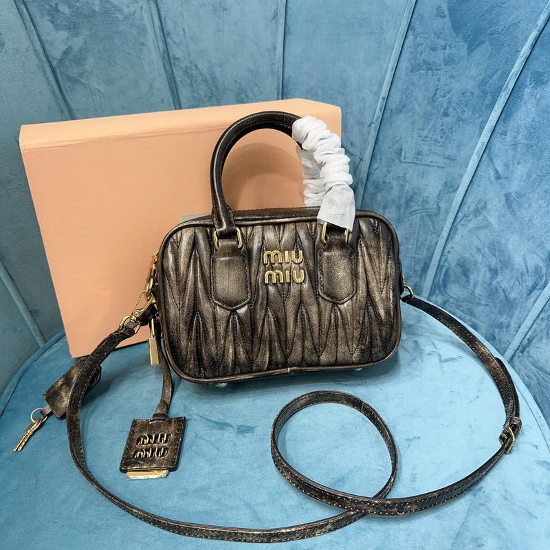 Bolsa Modelo Miu Miu  Tote de Couro Matelassê